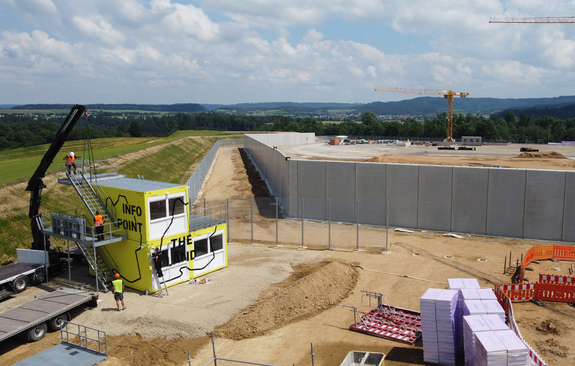 Infopoint vor der Haftmauer in der Dämmerung